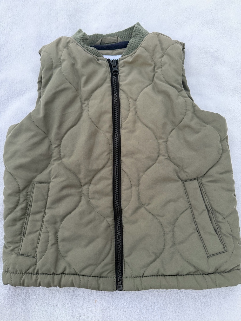 Old Navy Quilted Vest in Olive Size 5